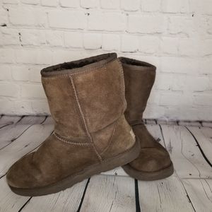 Ugg classic short 5825 size 6 Brown